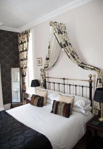 伊斯特布恩The Langtons Bed & Breakfast的卧室配有带枕头的大型白色床