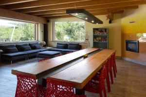 阿奎泰尔梅Il Sambuco Innamorato的客厅配有大木桌和红色椅子