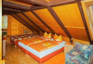 施塔特韦伦Ferienwohnung Gottlöber的一间带两张床的卧室,位于木天花板的房间