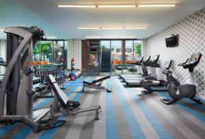 埃尔塞贡多雅乐轩埃尔塞贡多酒店 - 洛杉矶机场的健身房设有数台跑步机和有氧运动器材