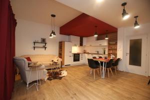 罗佐瓦克Apartman Delux Brkić的客厅以及带沙发和桌子的厨房。