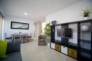 托雷德尔马尔Vella Rosa 2的客厅配有平面电视和沙发。