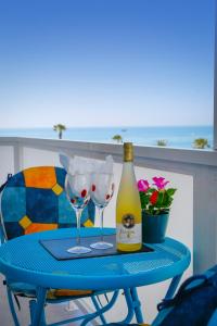 托雷德尔马尔Vella Rosa 2的一张桌子,上面放着两杯酒和一瓶葡萄酒