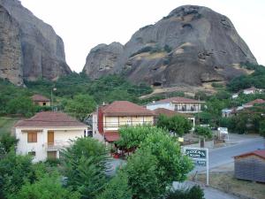 卡兰巴卡索萨斯客房旅馆的一座以山为背景的小城镇