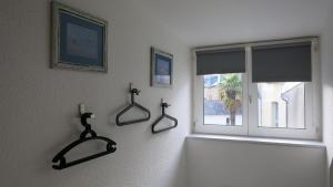 迪纳尔Katy's Home Dinard的浴室的墙上设有两面镜子,靠窗