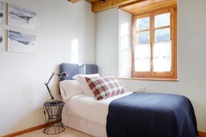 加洛斯Besiberri by FeelFree Rentals的一间卧室设有一张床和一个窗口