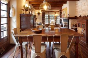 加洛斯Solei by FeelFree Rentals的一间带木桌和椅子的用餐室