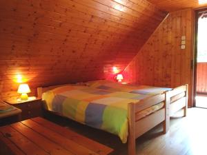 IgChalet Iskaretreat的小木屋内一间卧室,配有一张床