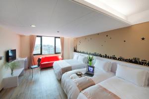 彰化市台湾大饭店 的酒店客房,设有两张床和一张沙发