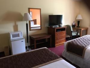 马里恩湖树套房酒店的酒店客房设有两张床和电视。