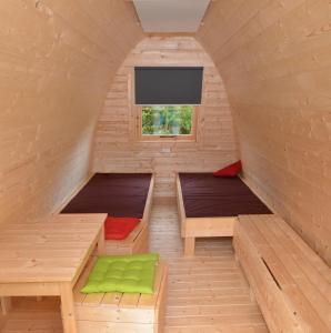 阿斯帕赫Campinghütte im SportErlebnisPark Allmersbach im Tal的木屋内带两张床的房间