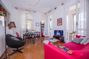 NobialloNobiallo Fronte Lago的客厅配有红色的沙发和桌子