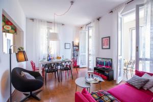 NobialloNobiallo Fronte Lago的客厅配有粉红色的沙发和桌子