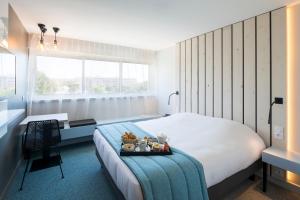 巴拉吕克莱班奥佩拉里亚派斯酒店的一间卧室配有一张床,并备有一个备有泰迪熊的托盘