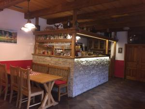 ŘetováPension Mandl的一间带木桌的餐厅和一间酒吧
