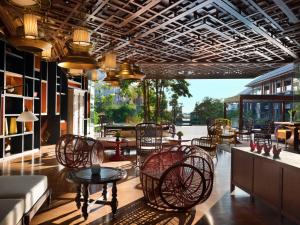 塞米亚克巴厘岛赛米亚克海滩英迪格酒店的一间带桌椅的餐厅