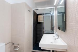 米乔尔海滩萨萨尔甘塔纳别墅酒店的白色的浴室设有水槽和镜子