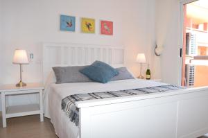 马尔德·克里斯塔尔Albatros Playa 2 - 9408的白色卧室内的一张白色床,配有两盏灯