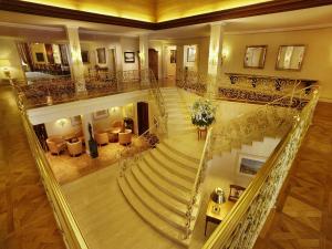 弗莱堡库洛姆宾酒店的大楼内螺旋楼梯的顶部景色