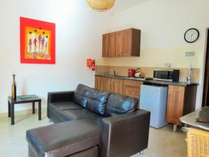 Bijilo翠鸟公寓的带沙发的客厅和厨房