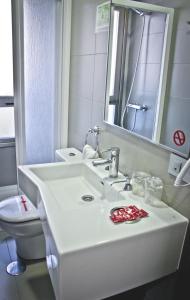 戈梅拉岛圣塞瓦斯蒂安科隆维娜酒店的浴室配有白色水槽和卫生间。