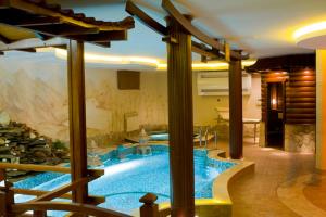 基希讷乌罗萨别墅酒店的设有一个大型游泳池,