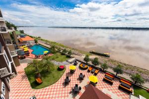 莫拉限拉达酒店的享有游泳池和水面的空中景致