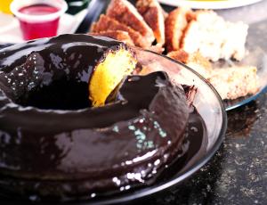 阿拉萨图巴阿拉萨图巴格兰德酒店的盘子里的巧克力甜点,配上一盘食物