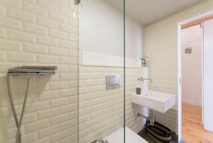 波尔图LovelyStay - Cativo Mezzanine Studio的一间带卫生间和水槽的浴室