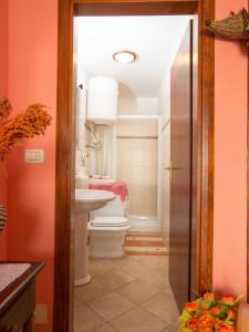 萨武德里亚Apartments Nives NB的一间带卫生间和水槽的浴室