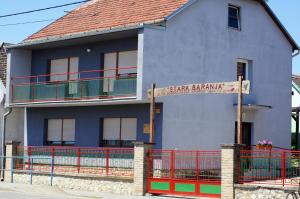 Kneževi VinogradiGuest House Stara Baranja的房屋前的街道标志