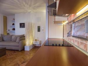 尼什Apartment Niš Center的客厅配有沙发和桌子
