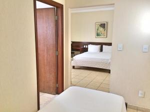 帕苏斯莫哈尔姆酒店的一间卧室配有一张床,一扇门通往房间
