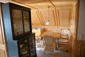 泰特南巴特腾露营公寓的一间带木桌的厨房和一间餐厅