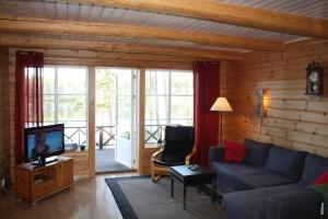Kvikkjokks KapellÅrrenjarka Mountain Lodge的带沙发和电视的客厅