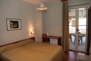 贝内瓦吉恩纳弗诺达尔1922酒店的一间卧室设有一张床和一个滑动玻璃门
