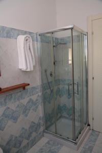 贝内瓦吉恩纳弗诺达尔1922酒店的浴室里设有玻璃门淋浴