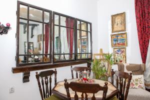布什泰尼IL Piccolo Castello Busteni的一间带桌椅和窗户的用餐室