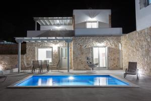 费拉Desiterra Resort的一座游泳池位于一座带房子的庭院的中央