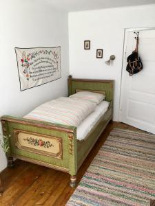 巴德哥依斯恩哈尔施塔特湖乡间别墅公寓的地毯和门的房间的一张床位
