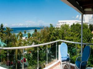博卡奇卡Hotel Neptuno Refugio的阳台配有两把椅子,享有海景。