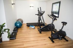 贝桑松贝桑克昂全套房酒店的健身房设有跑步机,健身房提供健身自行车