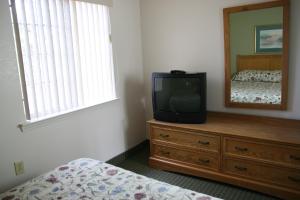 索尔兹伯里索尔兹伯里实惠套房酒店的卧室里一个梳妆台上的电视