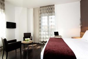 图卢兹斯特兹酒店的酒店客房带一张大床和两张椅子