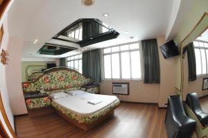 里约热内卢巴朗多弗拉门戈酒店（仅接待成人）的一间酒店客房,配有一张床和一台电视