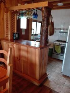 普孔莫尼卡旅馆的一间厨房,内设木制台面