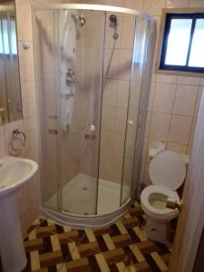 莫尼卡旅馆的一间浴室