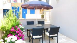 斯普利特Superior Apartment CASA SPALATO的桌椅、雨伞和鲜花