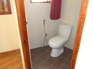 康提城市中心旅舍的一间位于客房内的白色卫生间的浴室