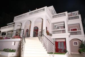 帕尔加米开朗基罗旅馆的前面有楼梯的白色房子